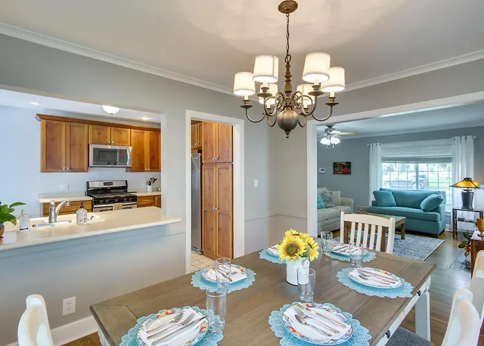 Holiday home Walk To Expo Square! W/ Deck & Yard Tulsa