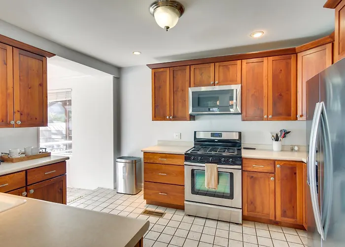 Holiday home Walk To Expo Square! W/ Deck & Yard