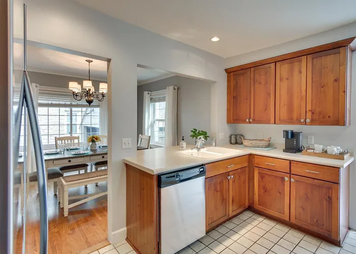 Walk To Expo Square! W/ Deck & Yard Holiday home *