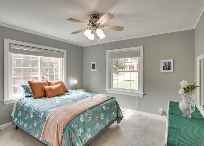 Walk To Expo Square! W/ Deck & Yard Holiday home