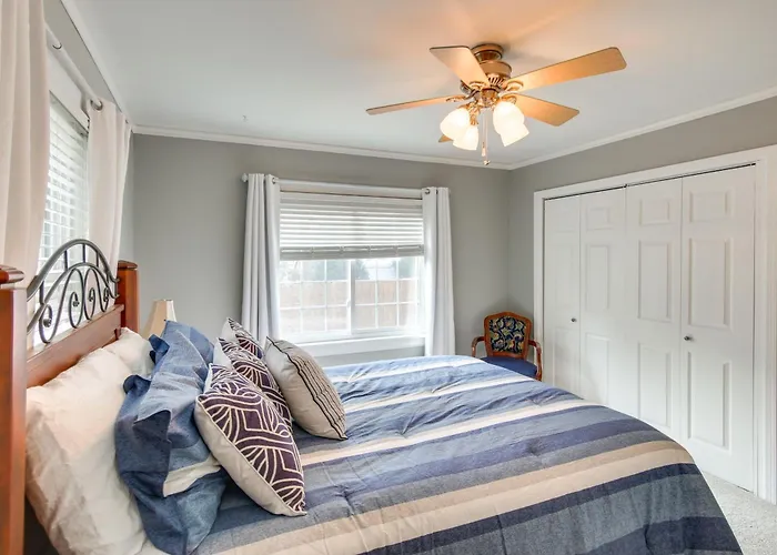 Holiday home Walk To Expo Square! W/ Deck & Yard