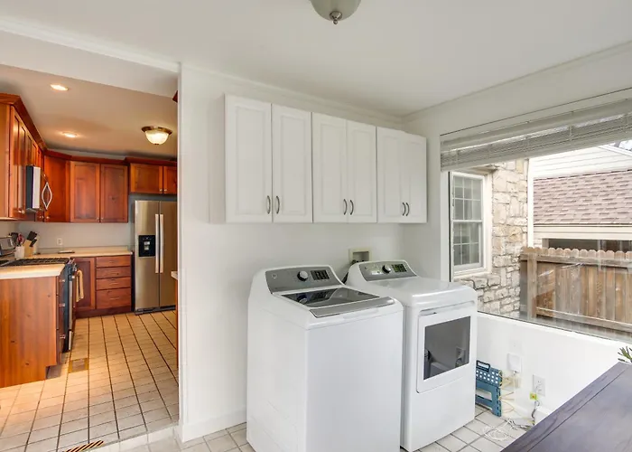 Walk To Expo Square! W/ Deck & Yard Holiday home *