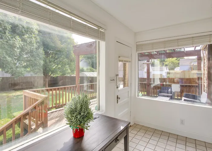 Walk To Expo Square! W/ Deck & Yard Holiday home Tulsa