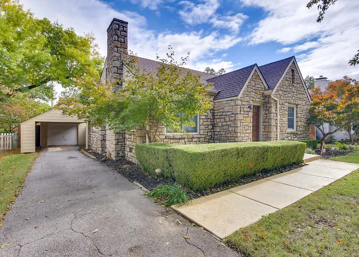 Holiday home Walk To Expo Square! W/ Deck & Yard Tulsa