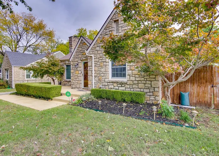 Holiday home Walk To Expo Square! W/ Deck & Yard Tulsa